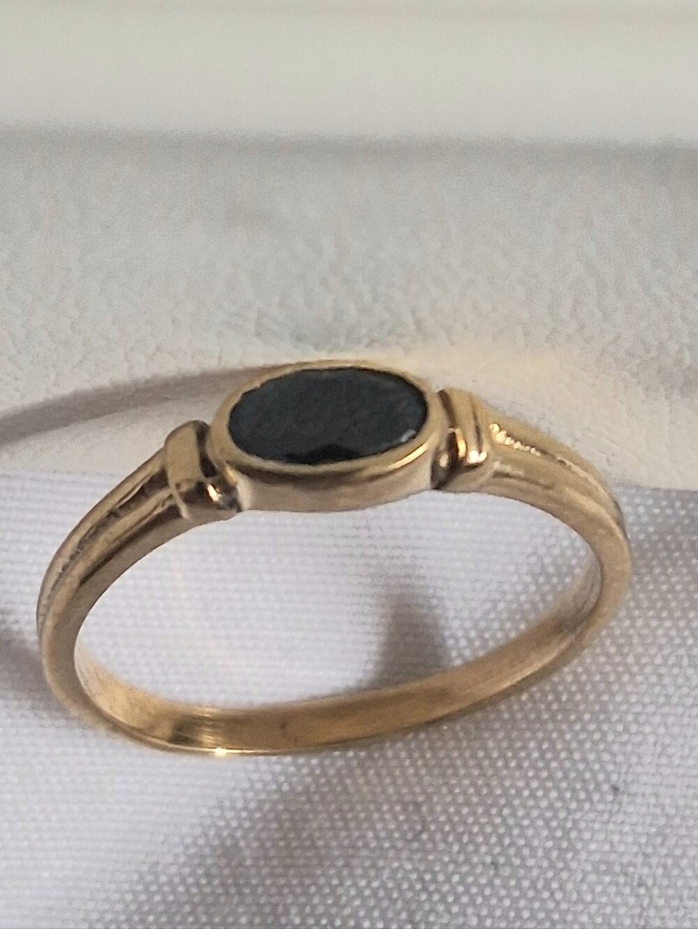 GOLD-TONE OVAL DARK SAPPHIRE STONE RING